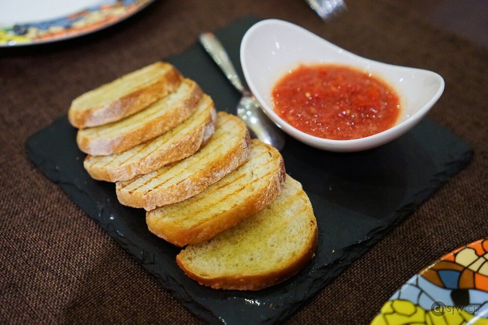 自制面包配番茄酱及橄榄油
